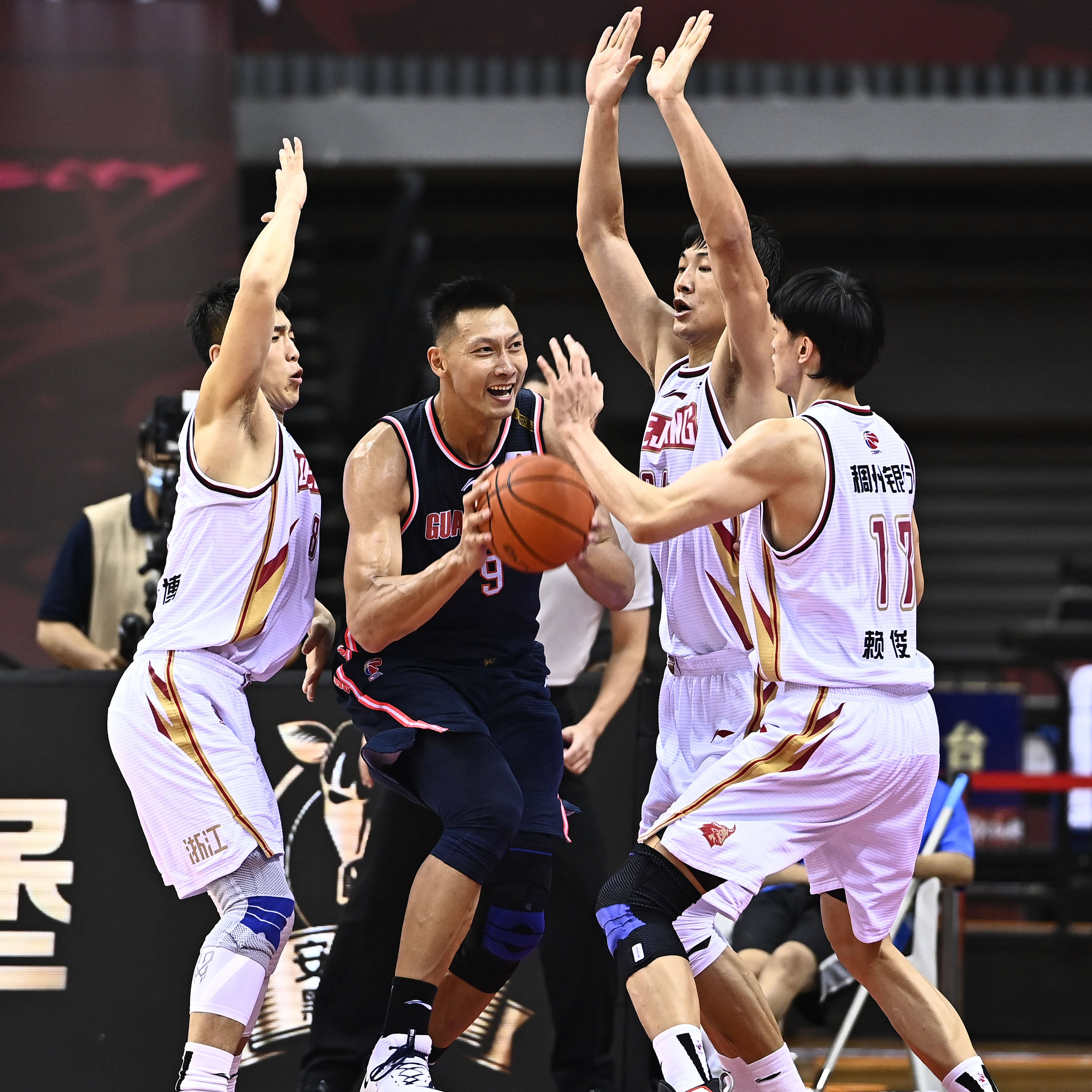 皇冠体育官网-风云突变！切尔西今晨官宣签约；CBA季后赛版图或变；气氛紧张；临场指挥获称赞(切尔西夺冠阵容2021)